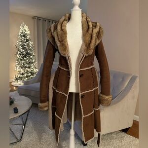 Laundry by Shelly Segal
Fur coat
New